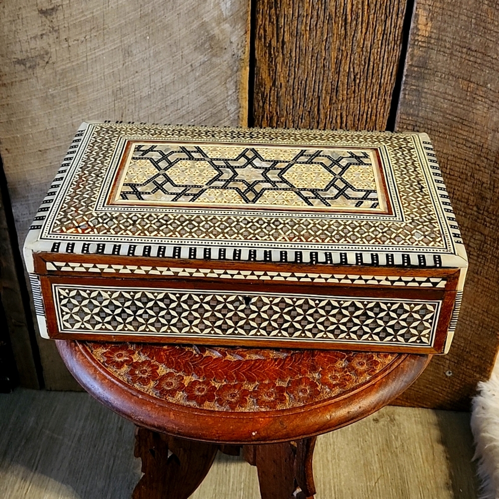 Morrish mid 19th century antique mother of pearl wooden box